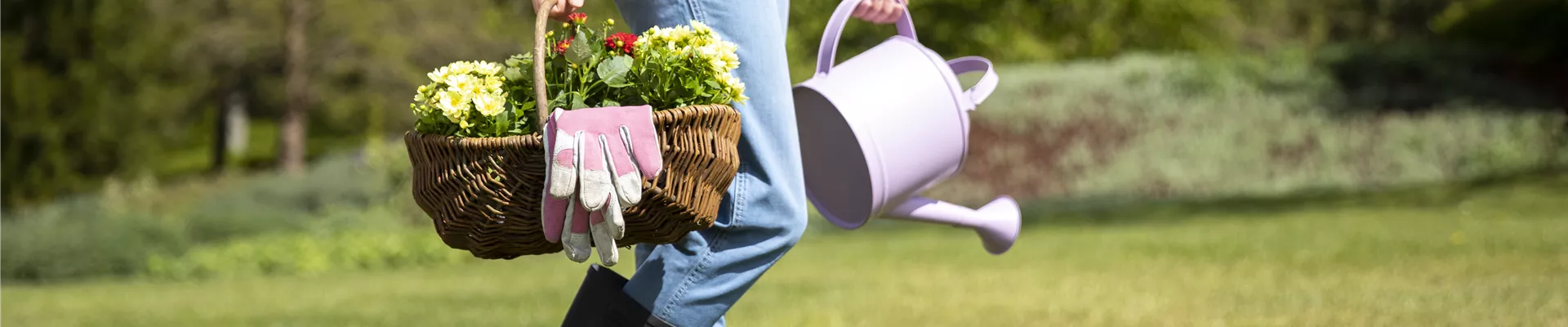Frau bei der Gartenarbeit Frau bei der Gartenarbeit